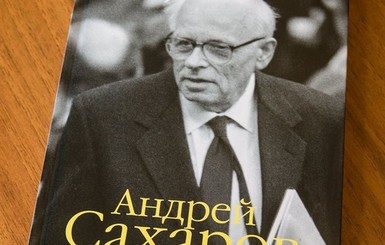 Порошенко поздравил Сенцова с Днем рождения – отправил в тюрьму книгу Сахарова