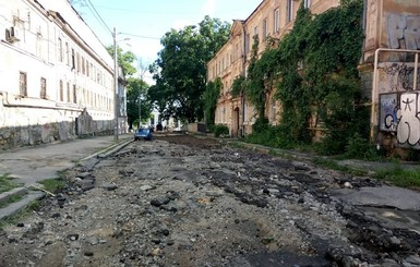 В Одессе сильный ливень смыл асфальт