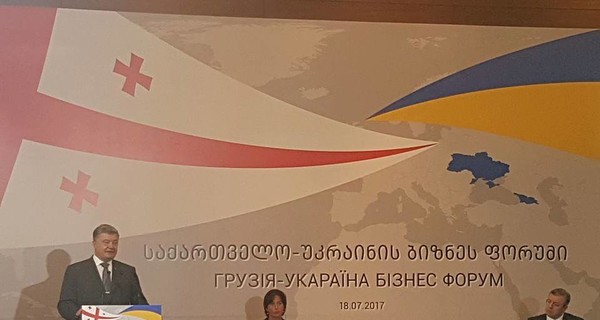 В Грузии Порошенко встретили баннером с ошибкой в слове 