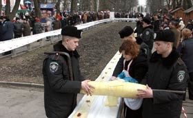 В Виннице съели 510-метровый блин 