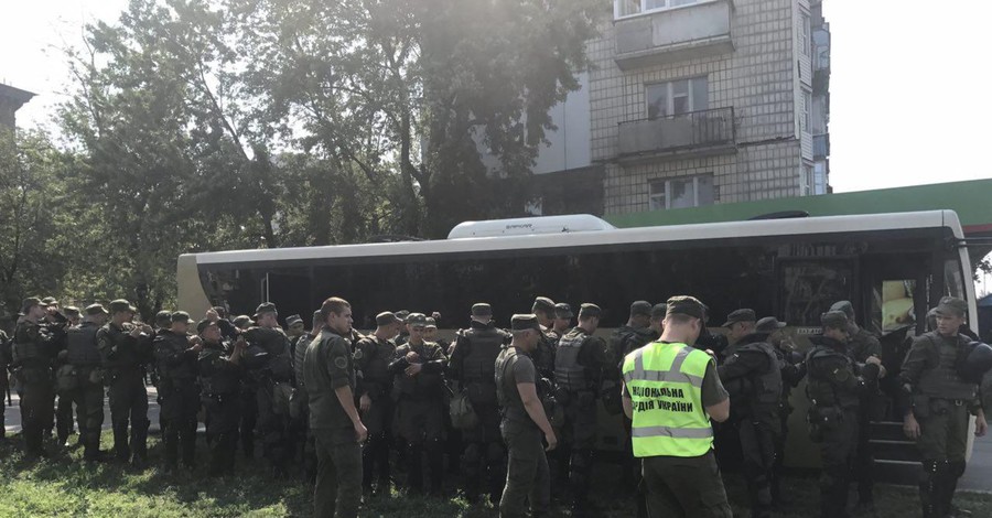 Видео: в Киеве отправили нацгвардейцев к митингующим, которые перекрыли шоссе 