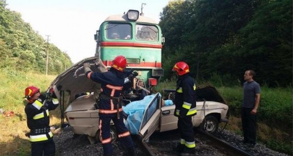 В Прикарпатье пассажирский поезд снес авто, среди погибших есть дети 