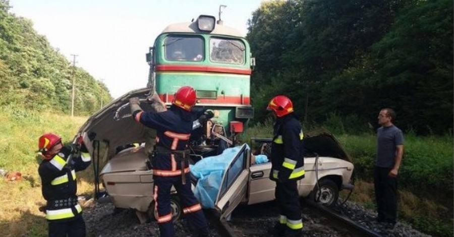 В Прикарпатье пассажирский поезд снес авто, среди погибших есть дети 