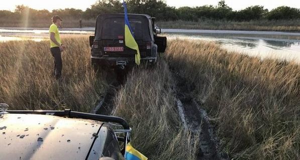 Руководство Мелитополя погоняло на джипах в Черноморском заповеднике