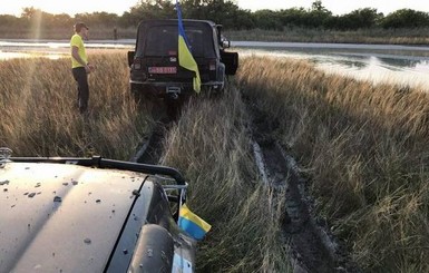 Руководство Мелитополя погоняло на джипах в Черноморском заповеднике