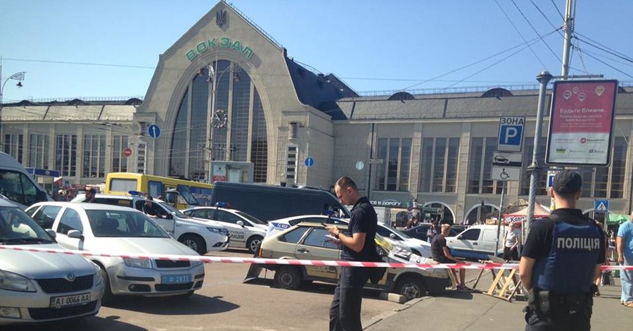 Фото: в Киеве на вокзале стрельба, трое раненых 