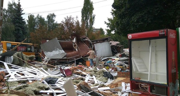 В Киеве снесли киоски около КПИ, владельцы пытались прорвать оцепление полиции 