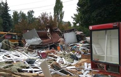 В Киеве снесли киоски около КПИ, владельцы пытались прорвать оцепление полиции 