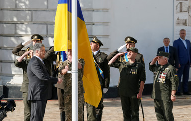 Флаг Украины на Софийской площади подняли пятеро военнослужащих