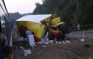 В Луганской области поезд столкнулся с грузовиком, перевозившим медикаменты