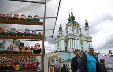 В День Независимости на Андреевском: иностранцы покупали советские ордена