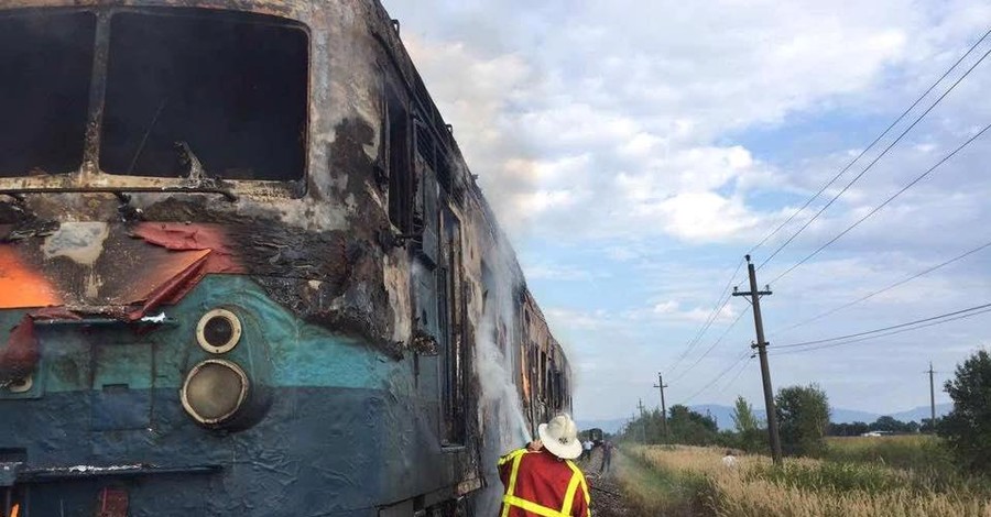 На Закарпатье загорелся поезд с людьми