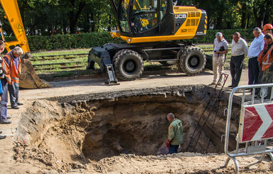 На столичном Подоле прорвало трубу: изменено движение транспорта