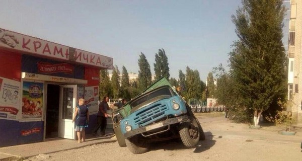 В Николаеве грузовик провалился под землю