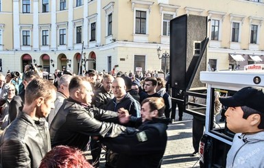 В Одессе на митинге подрались сторонники и противники Саакашвили