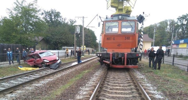 Под Киевом поезд снес автомобиль, есть жертвы