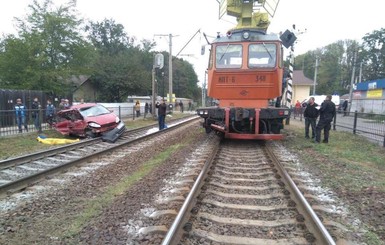 Под Киевом поезд снес автомобиль, есть жертвы