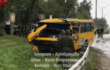 Под Киевом  автобус Нацгвардии попал в аварию, погиб военный