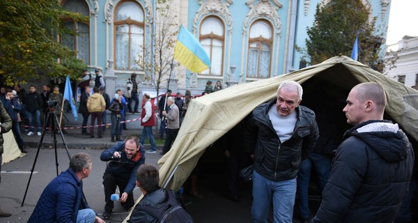 Митингующие под Радой: если не проголосуют в четверг - пойдем штурмом