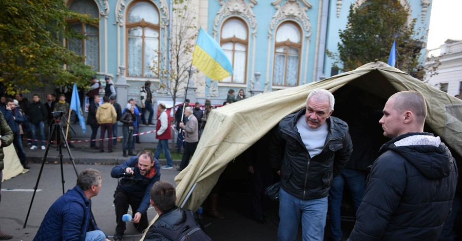 Митингующие под Радой: если не проголосуют в четверг - пойдем штурмом