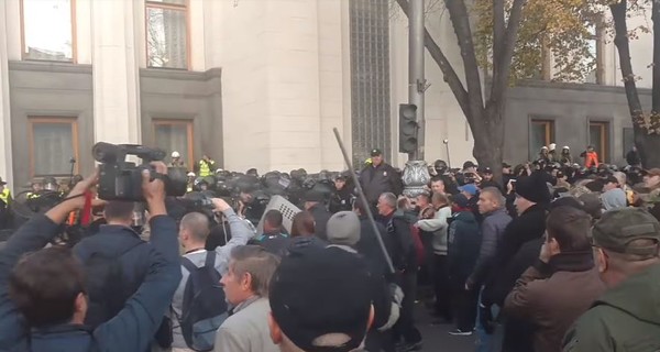 Под Радой полиция попыталась штурмовать палатки, митингующие разбирают брусчатку