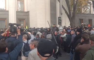 Под Радой полиция попыталась штурмовать палатки, митингующие разбирают брусчатку