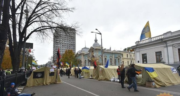 Под Верховной Радой снова собираются митингующие