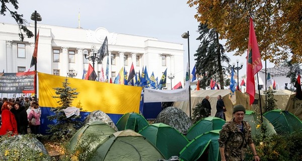 Киевсовет призвал митингующих убрать палатки с Грушевского