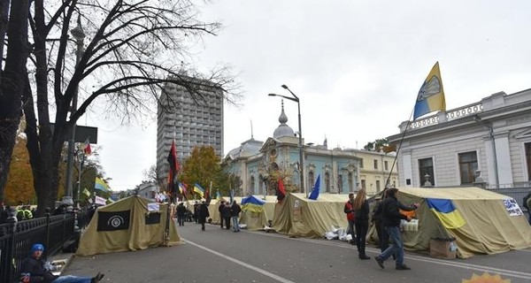 Под Верховной Радой собралось очередное вече