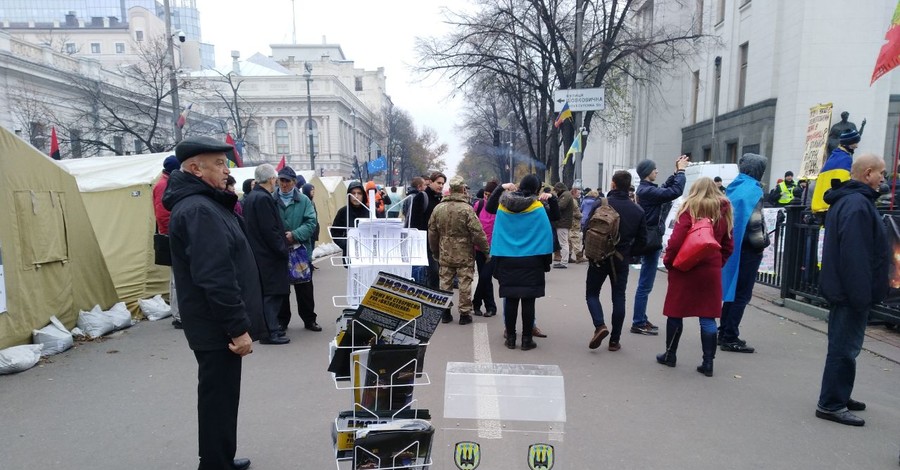 На Михомайдане завтракают и ждут Саакашвили