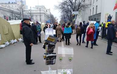 На Михомайдане завтракают и ждут Саакашвили