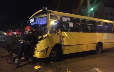 В Черкассах маршрутка врезалась в грузовик, есть пострадавшие