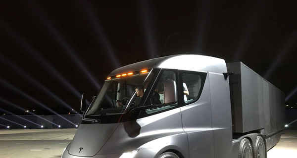 Tesla представила электрогрузовик Tesla Semi