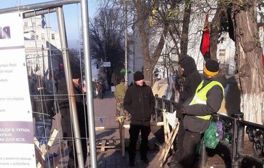 Обитатели городка под Радой нарушают Конституцию, препятствуя свободному перемещению граждан, – блогер