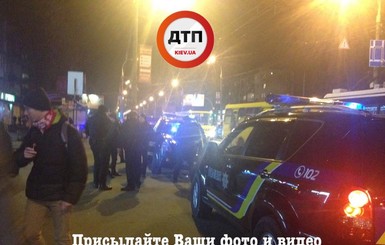 В Киеве представители Нацкорпуса разгромили ларьки с игровыми автоматами