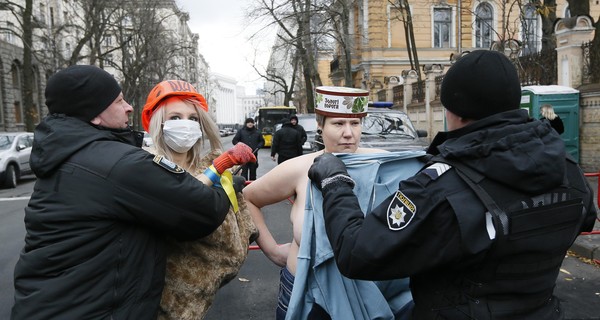 FEMEN пришли на Банковую с коробкой от торта Roshen на голове 