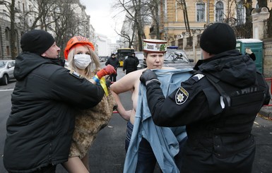 FEMEN пришли на Банковую с коробкой от торта Roshen на голове 