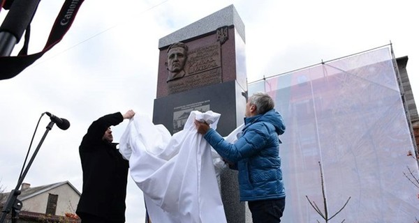 Во Львове открыли памятный знак Роману Шухевичу