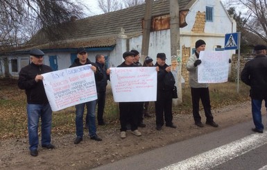 Экс-сотрудники МВД перекрыли трассу Одесса-Рени и требуют поднять пенсии