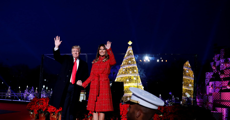 Чета Трампов зажгла огни на главной елке страны 