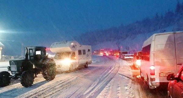 На Закарпатье из-за сильного снегопада остановилось движение