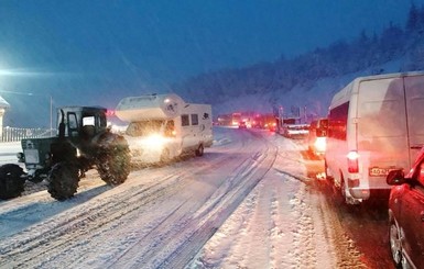 На Закарпатье из-за сильного снегопада остановилось движение