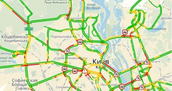 Киев стоит в 8-балльных пробках из-за сильного снегопада