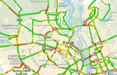 Киев стоит в 8-балльных пробках из-за сильного снегопада