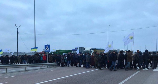 Аграрии перекрыли трассы, требуя ввести рынок земли