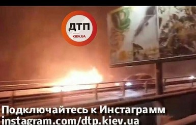 На Южном мосту в Киеве загорелся автомобиль - образовалась пробка