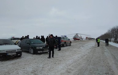 Вертолет главы Нацполиции заблокировал движение на одесской трассе