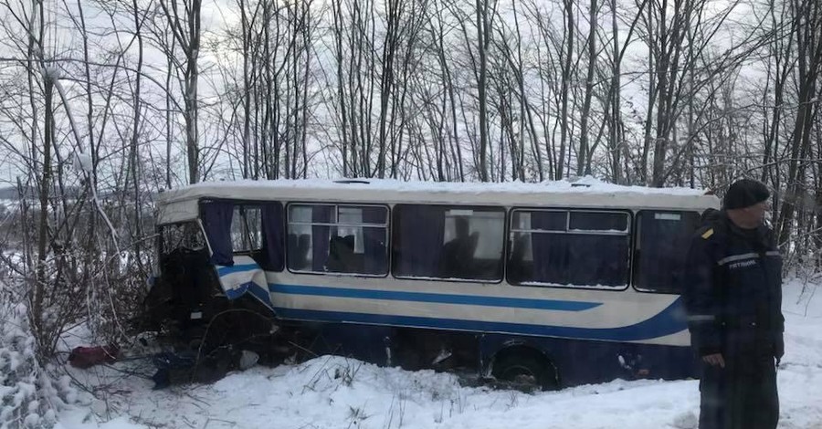 На Львовщине пассажирский автобус влетел в грузовик