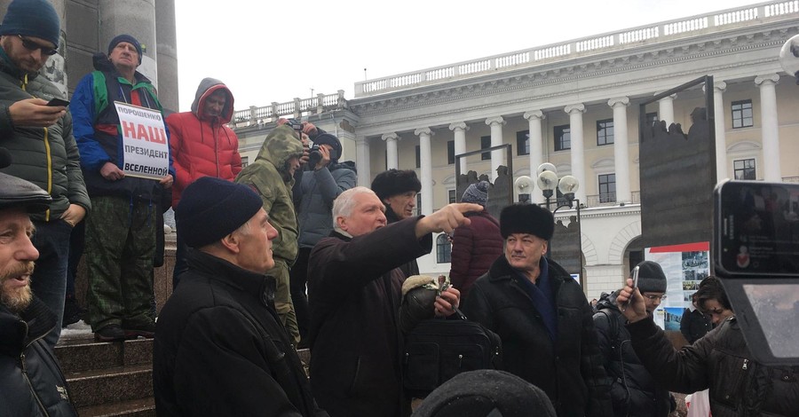 В центре Киева устроили акцию против радикальных протестов