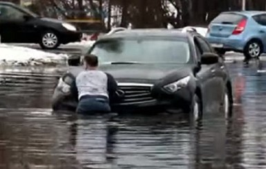 На улице Киева из-за талого снега и дождя 